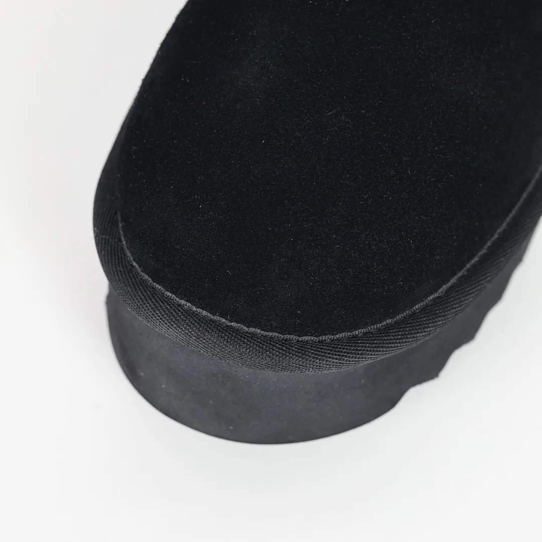 Pick up locally 💰580 Core recommendation Good price It is a very suitable choice for home use. In recent years, uug has launched a series of styles, which are partially geared towards the preferences of young consumers and have also moved to the forefront of fashion trends. Shoe body material: water-repellent coated suede upper, 17 mm UGGPURE™ implantable wool insole, lightweight non-slip and comfortable rubber outsole, with brand LOGO and trademark, with full packaging Size: 35 36 37 38 39 40